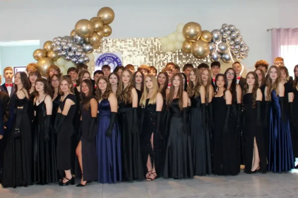 Bal Ósmoklasisty w SP5 w Turku – elegancja, polonez i życzenia burmistrza
