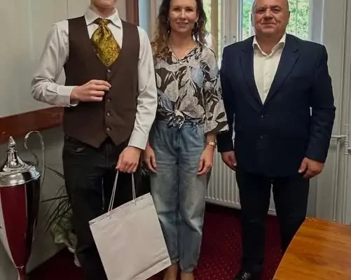 Absolwent z Kawęczyna z najwyższą średnią w gminie – nagrodzony przez wójta