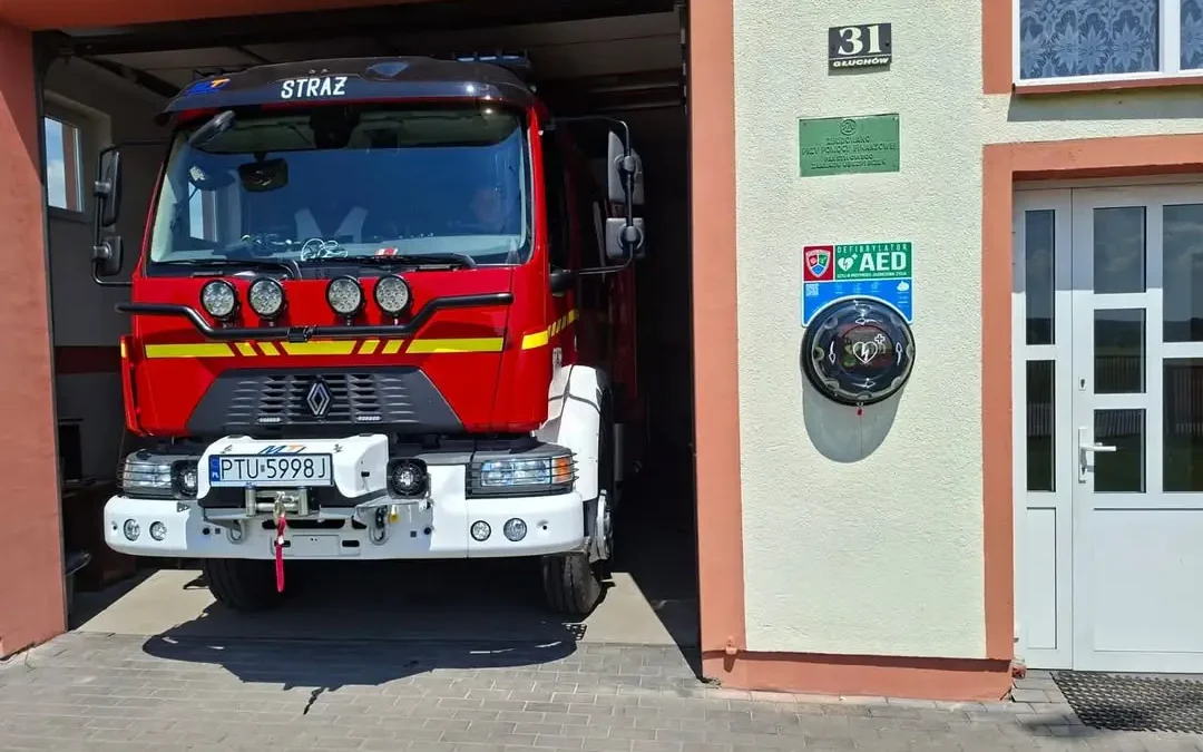 Nowy defibrylator AED przy remizie OSP Głuchów – nagroda MDP