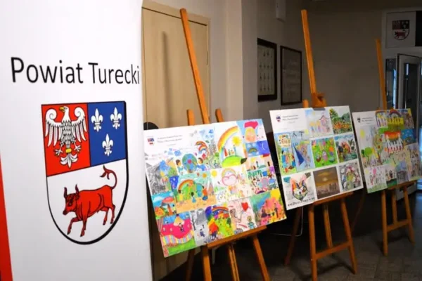 Poznaliśmy laureatów Powiatowego Konkursu Plastycznego „Mamo, Tato, pomaluj mój świat…”
