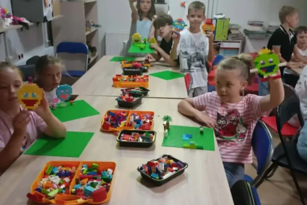 Uczniowie z Turku uczyli się o emocjach na warsztatach z klockami LEGO