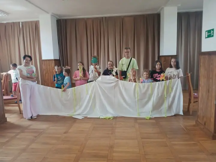 Wakacyjne aktywności w gminnej bibliotece – teatrzyk kukiełkowy „Rzepka”
