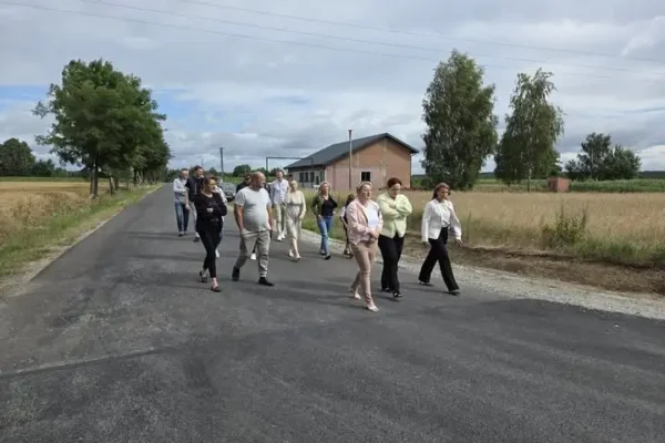 Nowa nawierzchnia drogi w Gadowskiich Holendrach – postęp prac