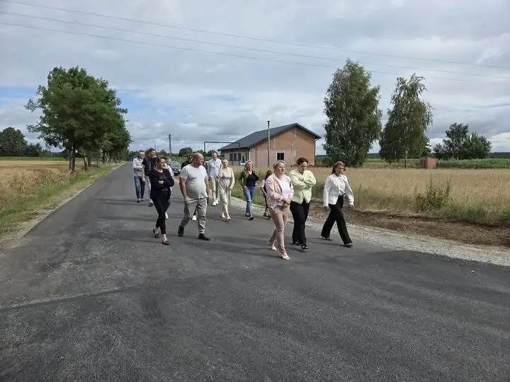 Nowa nawierzchnia drogi w Gadowskiich Holendrach – postęp prac