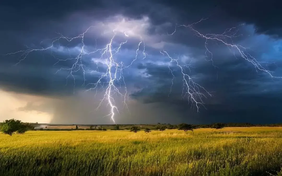 Ostrzeżenie meteorologiczne: Burze z gradem i silnym wiatrem w Wielkopolsce