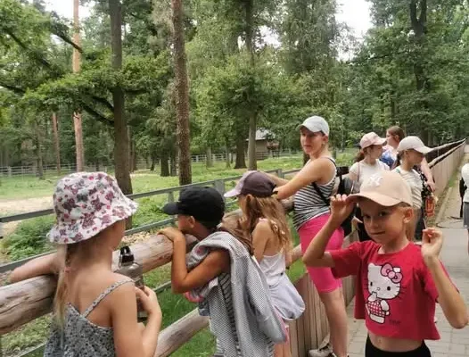 Półkoloniści z gminy Kawęczyn odkrywają Gołuchów i plan filmowy Akademii Pana Kleksa