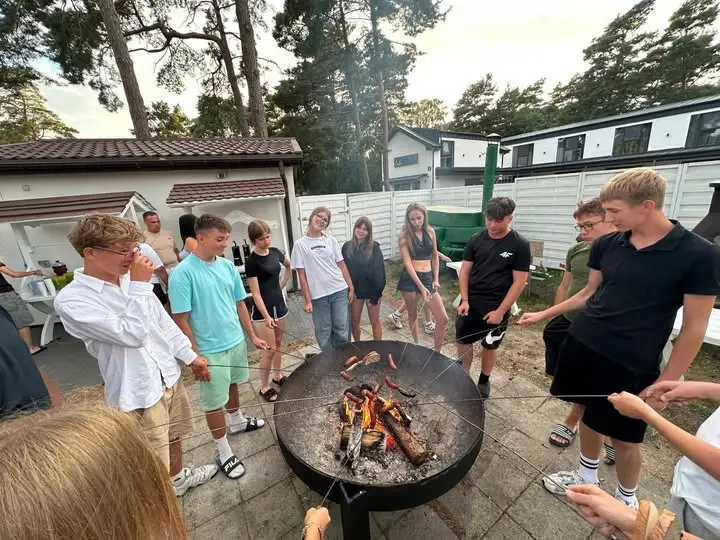 Pożegnalne ognisko i dyskoteka na kolonii w Turku