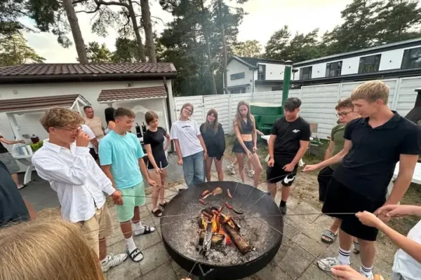 Pożegnalne ognisko i dyskoteka na zakończenie kolonii w gminie Turek