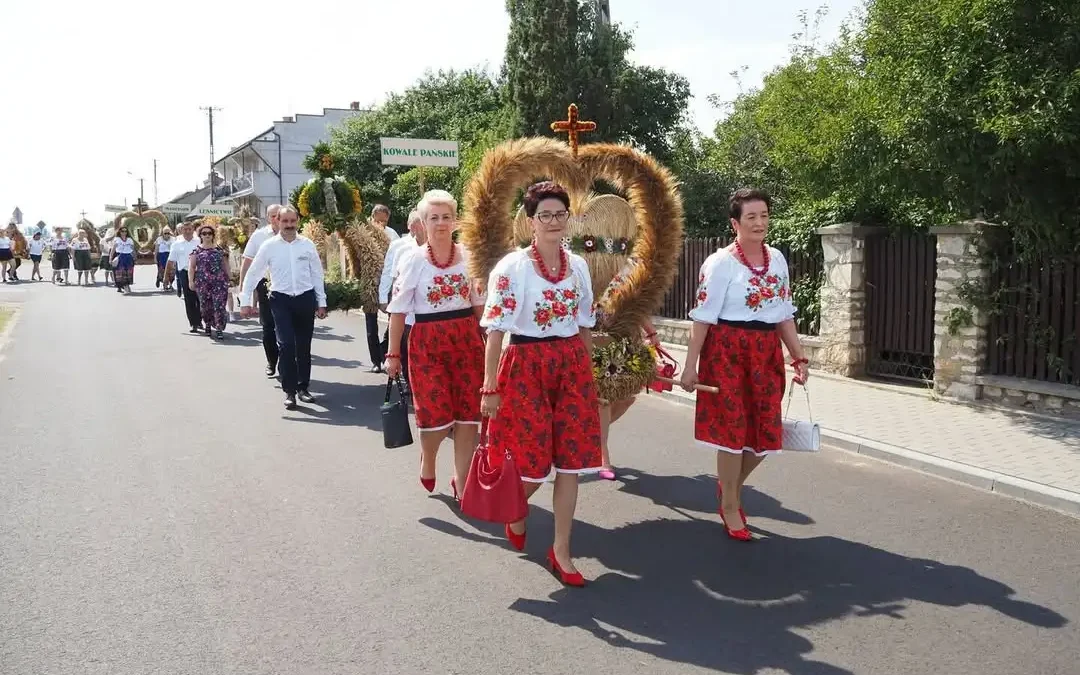 Utrudnienia na placu przy Urzędzie Gminy w Kawęczynie przed Dożynkami