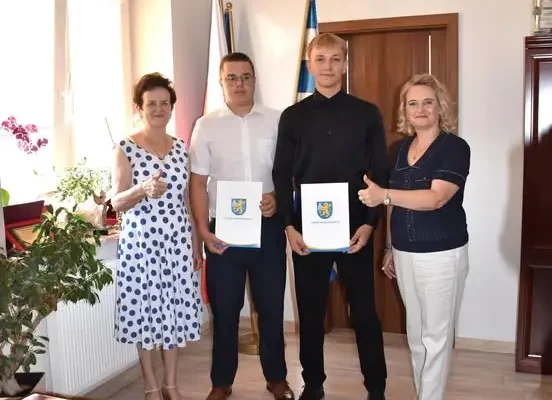 Sportowe sukcesy mieszkańców gminy Władysławów: Damian Kuśmierek i Michał Kałuża nagrodzeni przez wójta