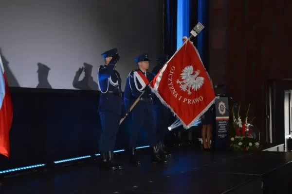 Powiatowe Święto Policji w Turku: Jubileusz 100-lecia dzielnicowych i awanse funkcjonariuszy