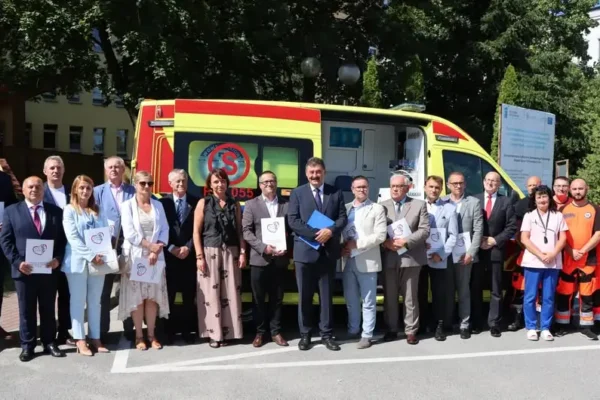Nowa karetka dla szpitala w Turku – efekt współpracy samorządów powiatu