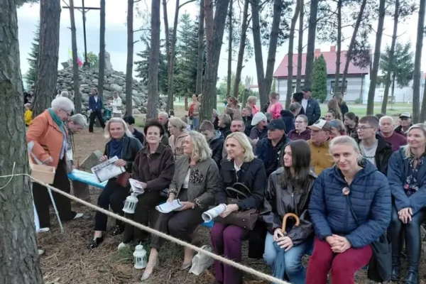 Narodowe Czytanie w Wyszynie: Dziady w mrocznej scenerii lasku