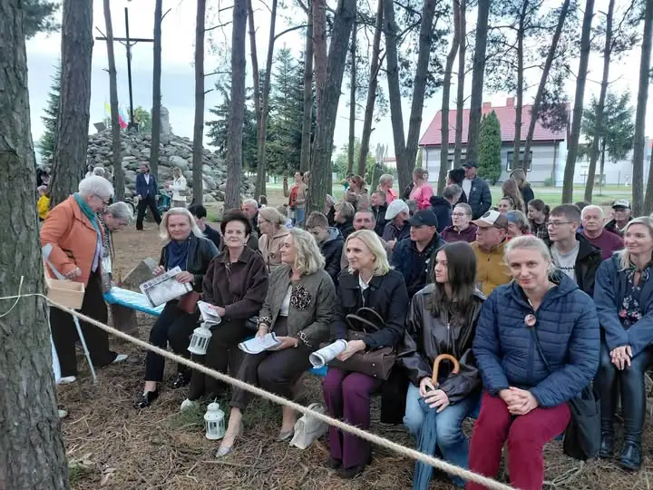 Narodowe Czytanie w Wyszynie: Dziady w mrocznej scenerii lasku