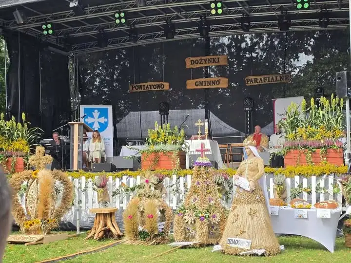 Dożynki w Kolnicy: podziękowania za plony i konkursy wieńców oraz ekostoiska