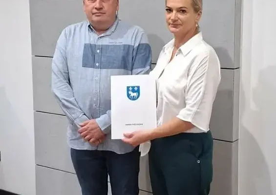 Psary: droga do gruntów rolnych przejdzie przebudowę. Gmina Przykona podpisała umowę
