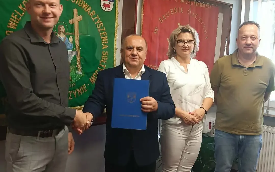 Gmina Kawęczyn inwestuje w zieloną energię – podpisano umowy na fotowoltaikę i kolektory słoneczne