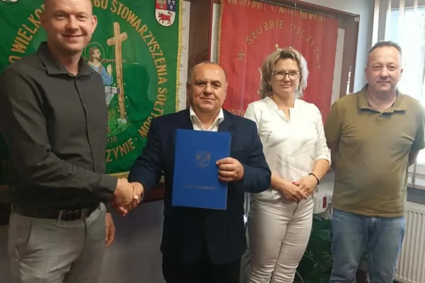 Gmina Kawęczyn inwestuje w zieloną energię – podpisano umowy na fotowoltaikę i kolektory słoneczne