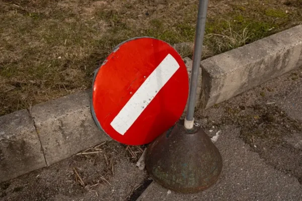 Uszkodzony znak zakazu we Władysławowie. Gmina apeluje do sprawcy i ma nagranie z monitoringu