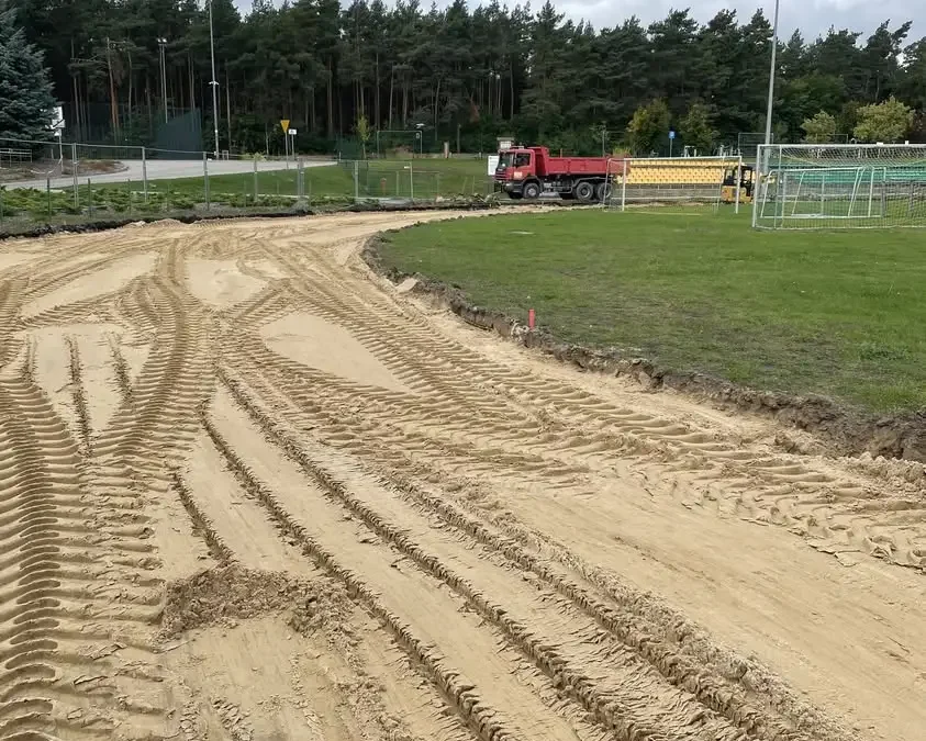 Tuliszków: trwa modernizacja bieżni i boiska przy szkole podstawowej