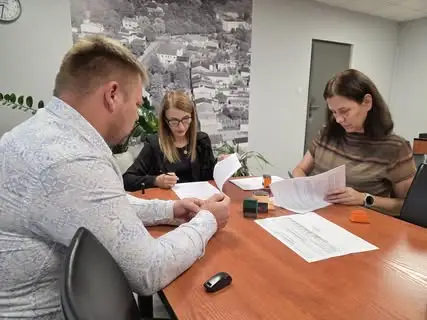 Tarnowa: świetlica wiejska z nowym dachem – podpisano umowę z wykonawcą