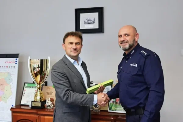 Wójt Malanowa przekazał policji odblaski dla mieszkańców