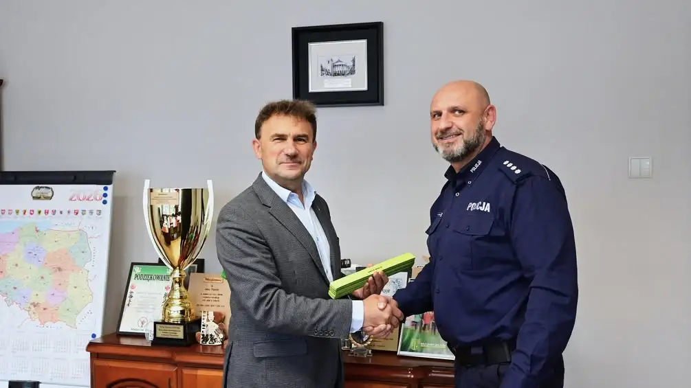 Wójt Malanowa przekazał policji odblaski dla mieszkańców