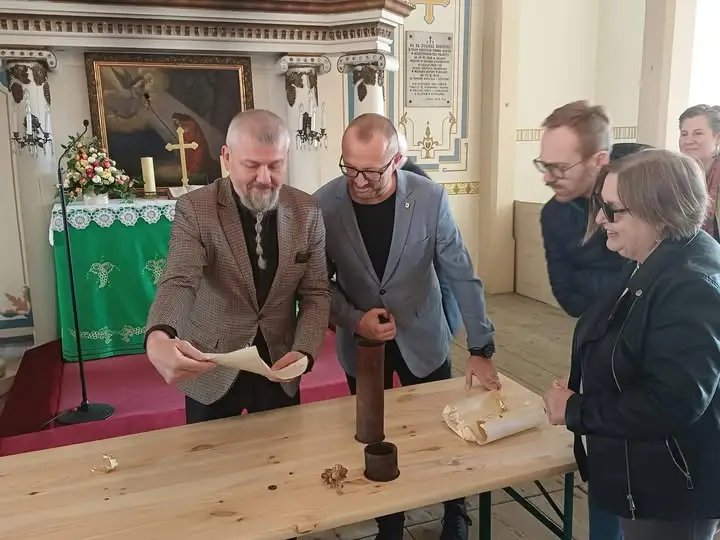 Turek: otwarto kapsułę czasu z 1851 roku ukrytą w wieży Kościoła Łaski Bożej