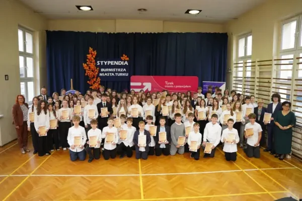 111 uczniów SP1 w Turku odebrało stypendia Burmistrza